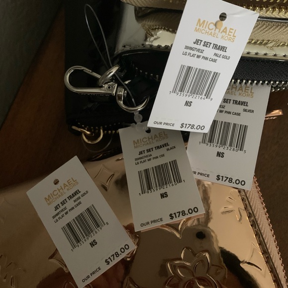 MK wallet/wirstlet metallic 😍 only 1 silver left - Picture 7 of 7